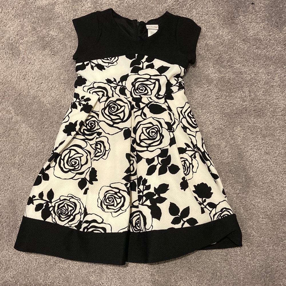 Black and white girls dress. Size 6